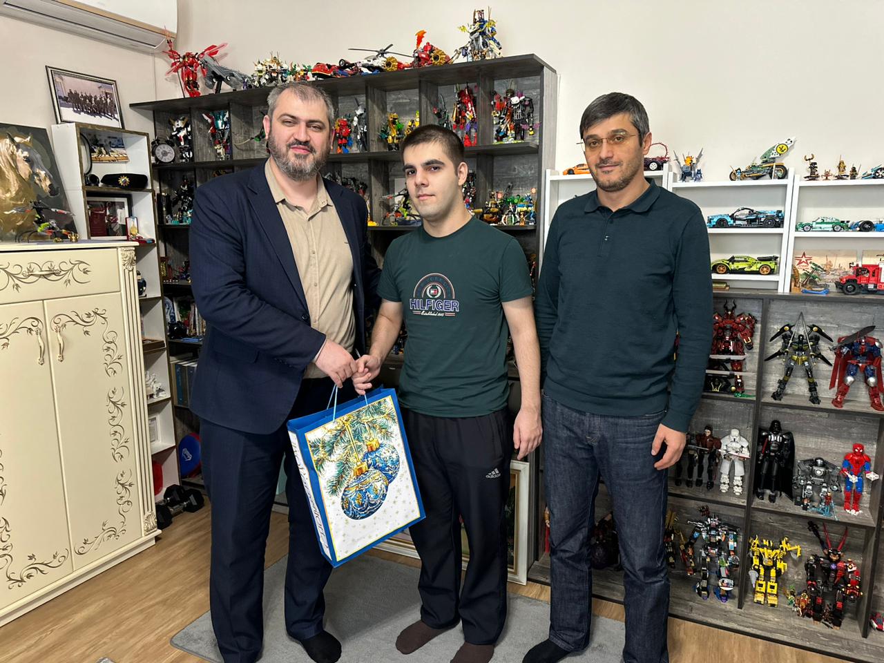 Сотрудники Миннаца Дагестана посетили семью участника СВО Арифа Рамазанова